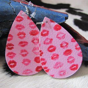 LIPS TEARDROP FISHHOOK EARRINGS  NIP